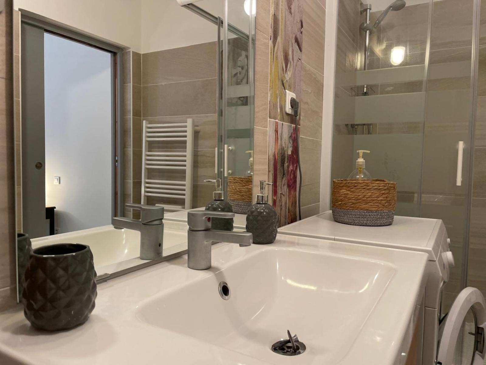Joli Appartement Hypercentre T2, Classe Meuble De Tourisme 3 Avec Parking Gratuit Béziers Exterior foto